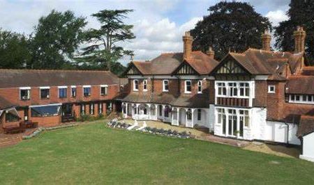 Team building activities cim business centre in Berkshire